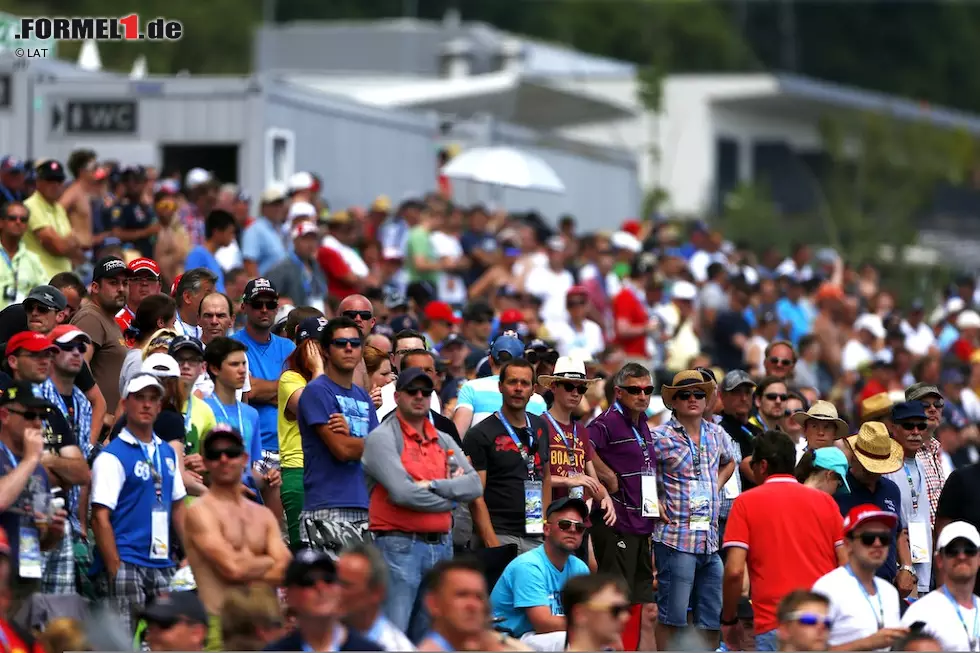AS (Spanien): "Rosberg setzt sich gegen Hamilton durch, und Alonso endet als Fünfter. Der Brite setzte seinen Teamkollegen bis zum Ende unter Druck. Großes Debakel für Red Bull beim Heimspiel in Österreich vor 200.000 treuen Fans. Am Sonntag musste Vettel zum dritten Mal in dieser Rennsaison aufgeben." Foto zur News: AS (Spanien): "Rosberg setzt sich gegen Hamilton durch, und Alonso endet als Fünfter. Der Brite setzte seinen Teamkollegen bis zum Ende unter Druck. Großes Debakel für Red Bull beim Heimspiel in Österreich vor 200.000 treuen Fans. Am Sonntag musste Vettel zum dritten Mal in dieser Rennsaison aufgeben."