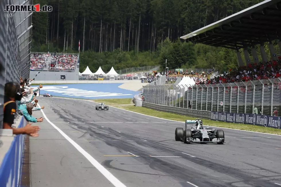 Corriere della Sera (Italien): "Die Versuche, die Formel 1 von der Mercedes-Domäne zu befreien, sind beim Grand Prix in Österreich sofort gescheitert. Rosbergs Sieg in Spielberg bezeugt, dass 2014 eine Saison im Zeichen des Silberpfeils sein wird. Mit der wie immer brutalen Methode lässt Rosberg den Rivalen keine Chancen." Foto zur News: Corriere della Sera (Italien): "Die Versuche, die Formel 1 von der Mercedes-Domäne zu befreien, sind beim Grand Prix in Österreich sofort gescheitert. Rosbergs Sieg in Spielberg bezeugt, dass 2014 eine Saison im Zeichen des Silberpfeils sein wird. Mit der wie immer brutalen Methode lässt Rosberg den Rivalen keine Chancen."