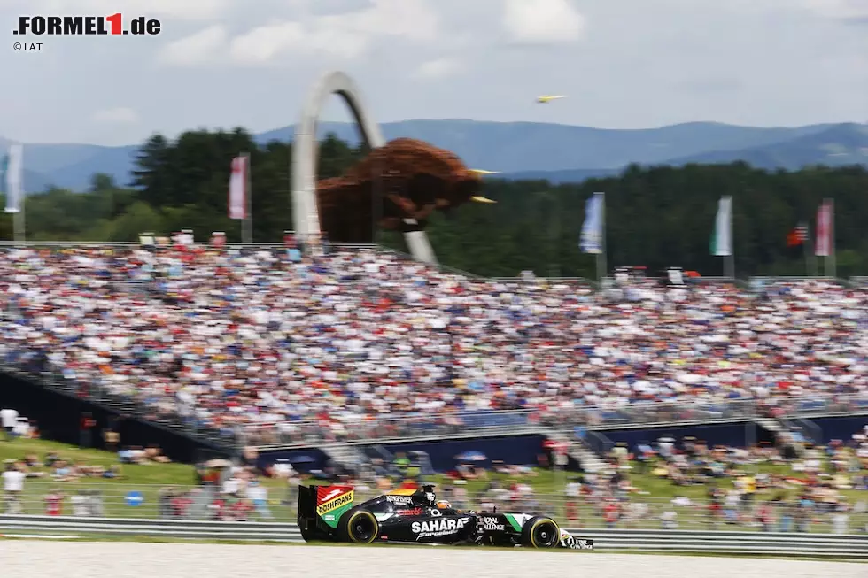 Foto zur News: Kronenzeitung (Österreich): &quot;Bei Red Bull wusste man nicht so recht, ob Lachen oder Weinen angesagt war. Die Stimmung auf dem Ring, wo dank Mateschitz erstmals seit 2003 ein Formel-1-Rennen über die Bühne ging, war bis zum Schluss großartig. In der &quot;Bullen&quot;- Box wurde angesichts des schlechtesten Jahresergebnisses aber Trübsal geblasen.&quot;