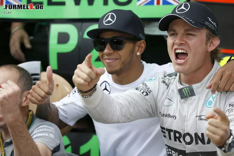 Gazzetta dello Sport (Italien): "Ein berechnender Rosberg besiegt einen überraschenden Hamilton und den besten Ferrari dieser Saison. Rosberg musste sich nicht lange bemühen, um Hamilton in Schach zu halten und Mercedes wieder jene Überlegenheit zu sichern, die vor zwei Wochen in Kanada gefehlt hatte. Ausgerechnet auf dem Kurs von Dietrich Mateschitz, dem Erfinder des Phänomens Red Bull, versinkt das Team von Vettel und Ricciardo." Foto zur News: Gazzetta dello Sport (Italien): "Ein berechnender Rosberg besiegt einen überraschenden Hamilton und den besten Ferrari dieser Saison. Rosberg musste sich nicht lange bemühen, um Hamilton in Schach zu halten und Mercedes wieder jene Überlegenheit zu sichern, die vor zwei Wochen in Kanada gefehlt hatte. Ausgerechnet auf dem Kurs von Dietrich Mateschitz, dem Erfinder des Phänomens Red Bull, versinkt das Team von Vettel und Ricciardo."