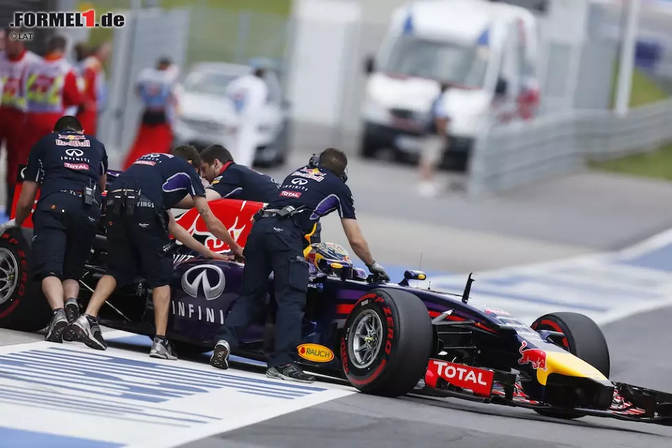 Foto zur News: Daily Telegraph (Großbritannien): &quot;Beim Heimrennen wurde Red Bull nach einem weiteren Motorenfehler gedemütigt und Sebastian Vettel gezwungen, zum dritten Mal in diesem Jahr ein Rennen vorzeitig zu beenden. Danach hatte Teamchef Christian Horner genug und schickte eine heftige Warnung an Renault los.&quot;