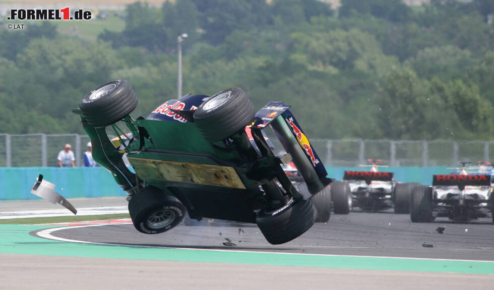 Christian Klien (2004-2010): Mit Unterstützung von Red Bull debütiert der Österreicher 2004 bei Jaguar in der Formel 1. Nach der Übernahme des Rennstalls durch den Engergy-Drink-Hersteller fährt Klien auch 2005 und 2006 bei den meisten Grands Prix für das nun Red-Bull-Racing genannte Team an der Seite von David Coulthard. Ende 2006 scheidet Klien nach Streitigkeiten über einen Wechsel in die ChampCar-Serie aus dem Red-Bull-Kader aus. Später ist der Österreicher Testfahrer für Honda und BMW-Sauber und fährt 2010 drei Rennen für HRT. Christian Klien (2004-2010): Mit Unterstützung von Red Bull debütiert der Österreicher 2004 bei Jaguar in der Formel 1. Nach der Übernahme des Rennstalls durch den Engergy-Drink-Hersteller fährt Klien auch 2005 und 2006 bei den meisten Grands Prix für das nun Red-Bull-Racing genannte Team an der Seite von David Coulthard. Ende 2006 scheidet Klien nach Streitigkeiten über einen Wechsel in die ChampCar-Serie aus dem Red-Bull-Kader aus. Später ist der Österreicher Testfahrer für Honda und BMW-Sauber und fährt 2010 drei Rennen für HRT.