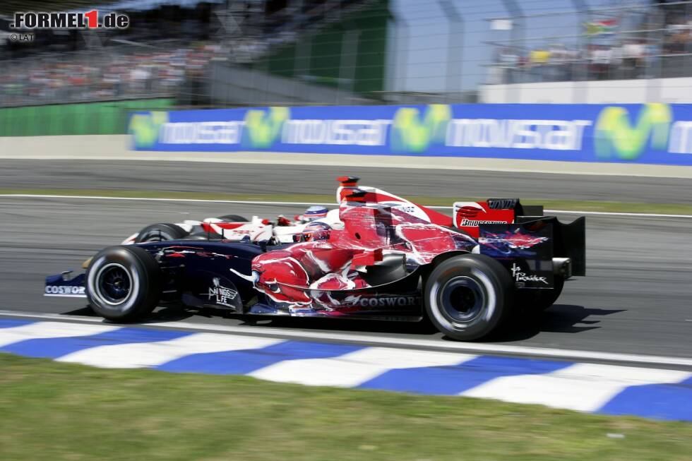 Vitantonio Liuzzi (2005-2011): Bereits in Red-Bull-Farben wird Liuzzi 2004 in überlegener Manier letzter Meister der internationalen Formel 3000. In der Saison 2005 sitzt er bei vier Rennen anstelle von Christian Klien im zweiten Red-Bull-Cockpit, 2006 und 2007 geht er für Toro Rosso an den Start, erwirbt sich dort aber den Ruf eines schlampigen Talents. Auch bei Force India kann sich der Italiener 2009 und 2010 nicht durchsetzen. Vitantonio Liuzzi (2005-2011): Bereits in Red-Bull-Farben wird Liuzzi 2004 in überlegener Manier letzter Meister der internationalen Formel 3000. In der Saison 2005 sitzt er bei vier Rennen anstelle von Christian Klien im zweiten Red-Bull-Cockpit, 2006 und 2007 geht er für Toro Rosso an den Start, erwirbt sich dort aber den Ruf eines schlampigen Talents. Auch bei Force India kann sich der Italiener 2009 und 2010 nicht durchsetzen.