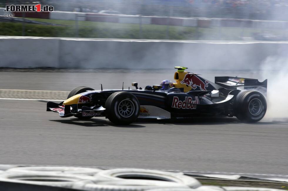Robert Doornbos (2005-2006): Der Niederländer wird von seinem früheren Formel-3000-Teamchef Christian Horner 2006 zu Red Bull geholt und vertritt bei den letzten drei Saisonrennen Christian Klien. In der Vorsaison war er bereits acht Rennen für Minardi gefahren. Nach nur elf Rennen ist seine Formel-1-Karriere aber schon beendet. Doornbos wechselt in die US-amerikanische ChampCar-Serie, wo er 2007 zwei Rennen gewinnt. Ende 2011 wird es um den Niederländer still. Heute ist er TV-Experte und im Investment-Business erfolgreich. Robert Doornbos (2005-2006): Der Niederländer wird von seinem früheren Formel-3000-Teamchef Christian Horner 2006 zu Red Bull geholt und vertritt bei den letzten drei Saisonrennen Christian Klien. In der Vorsaison war er bereits acht Rennen für Minardi gefahren. Nach nur elf Rennen ist seine Formel-1-Karriere aber schon beendet. Doornbos wechselt in die US-amerikanische ChampCar-Serie, wo er 2007 zwei Rennen gewinnt. Ende 2011 wird es um den Niederländer still. Heute ist er TV-Experte und im Investment-Business erfolgreich.