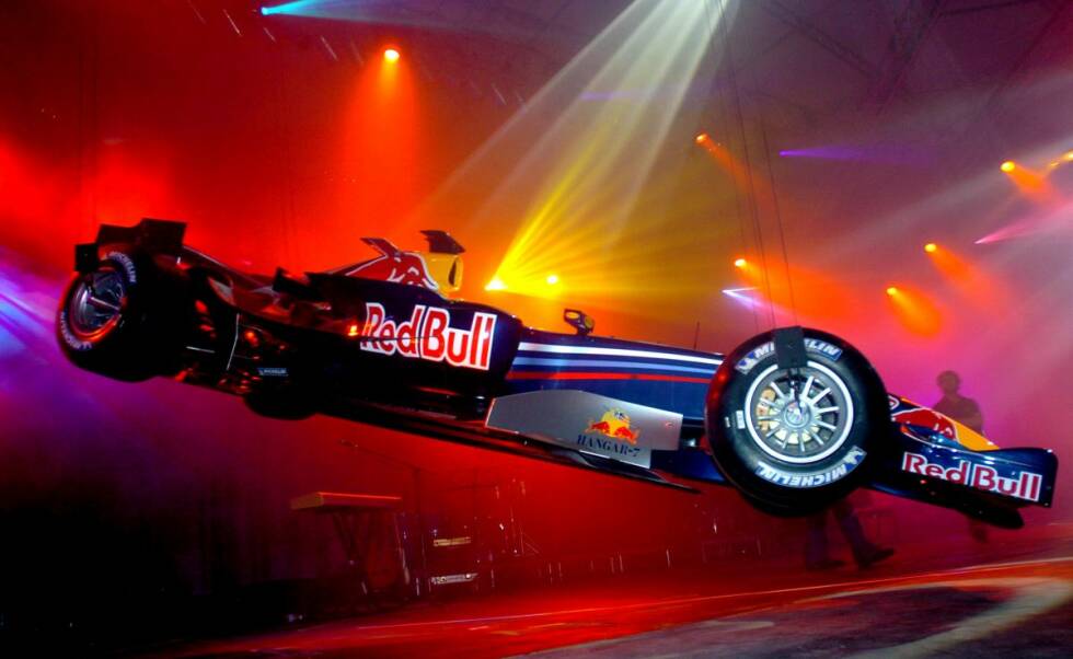 Foto zur News: 2006: Das wird dem Image von Red Bull doch eher gerecht: Groß aufgezogen wird der Launch des RB2 zusammen mit dem neuen Toro-Rosso-Team. Beide Boliden kommen von der Decke geschwebt und sorgen so für eines der Präsentationshighlights