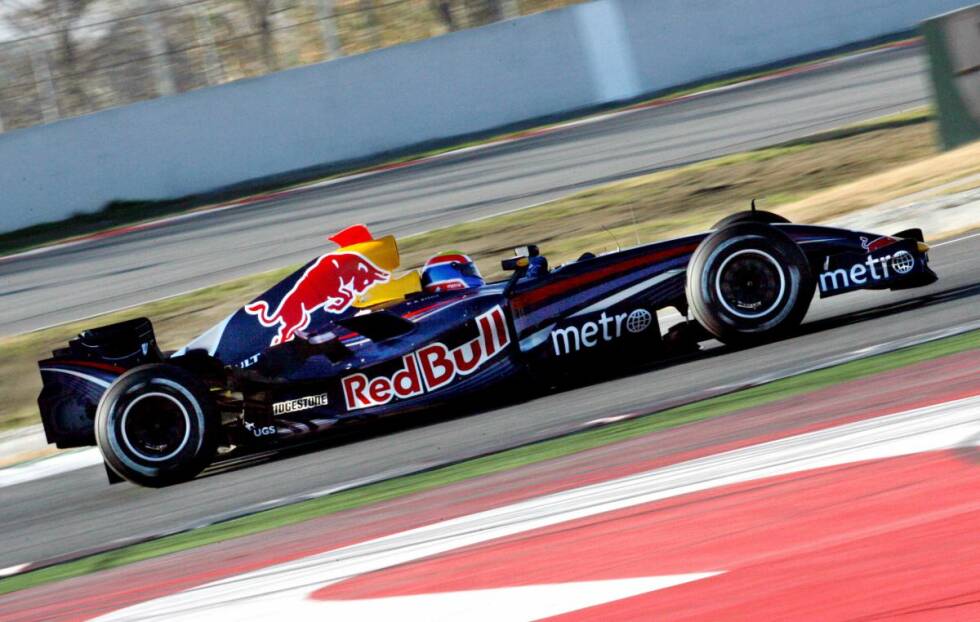 Foto zur News: 2007: Danach konzentriert sich auch Red Bull auf seine eigene Aufgabe in der Formel 1 und zeigt, dass man nicht nur zum Spaß in der Königsklasse ist. Der RB3 wird in Barcelona einfach vor die Garage gerollt, bevor man mit der Testarbeit beginnt. Mit dem neuen Mann im Team, Mark Webber, holt man so am Nürburgring immerhin einen dritten Platz