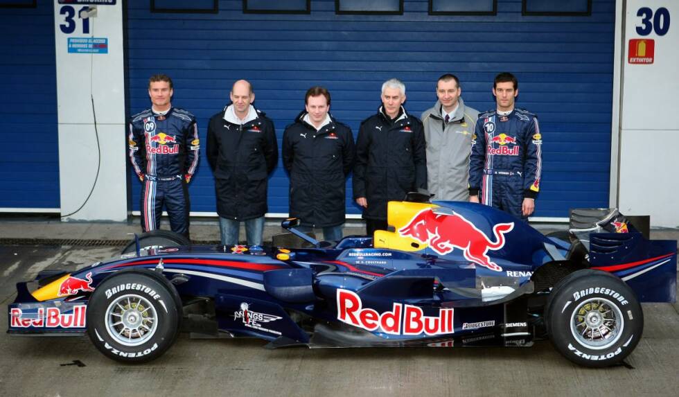 Foto zur News: 2008: Auch der RB4 erblickt vor einer Garage das Licht der Welt. Genauso schmucklos präsentiert sich Red Bull dann auch in der Saison: Während Mark Webber immerhin Elfter wird, fährt Teamkollege Coulthard nur zweimal in die Punkte und erklärt seinen Rücktritt zum Saisonende. Zu diesem Zeitpunkt liegt man übrigens zehn Punkte hinter Juniorteam Toro Rosso
