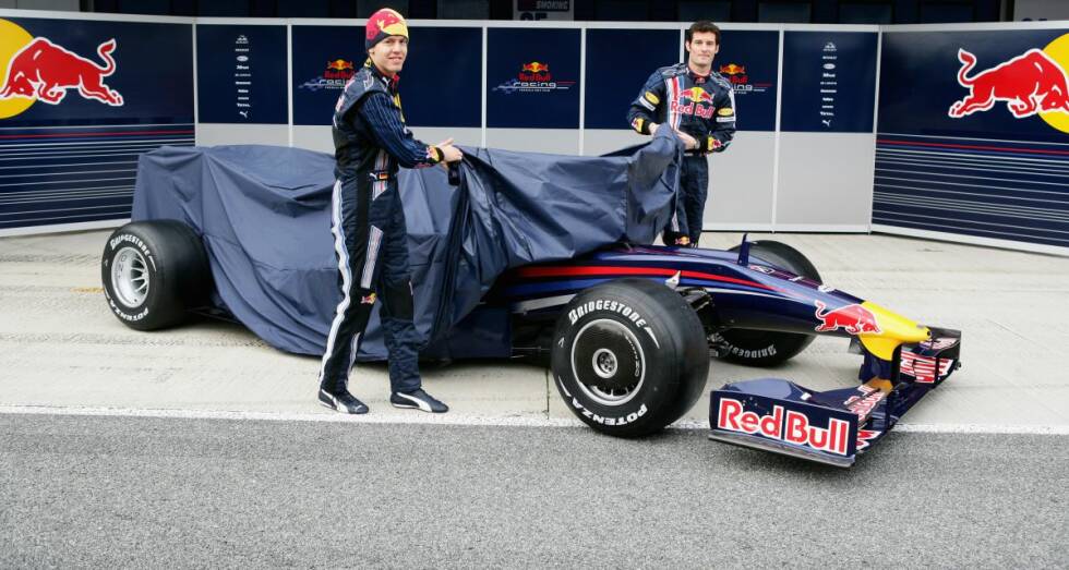 Foto zur News: 2009: Aus jenem holt man sich Sebastian Vettel ins Boot, der zusammen mit Webber den RB5 abdecken darf. Es ist die Saison der großen Regeländerungen, in der Designer Adrian Newey sein Können beweist und Red Bull endlich an die Spitze führt. Den Weg zum WM-Titel blockieren nur