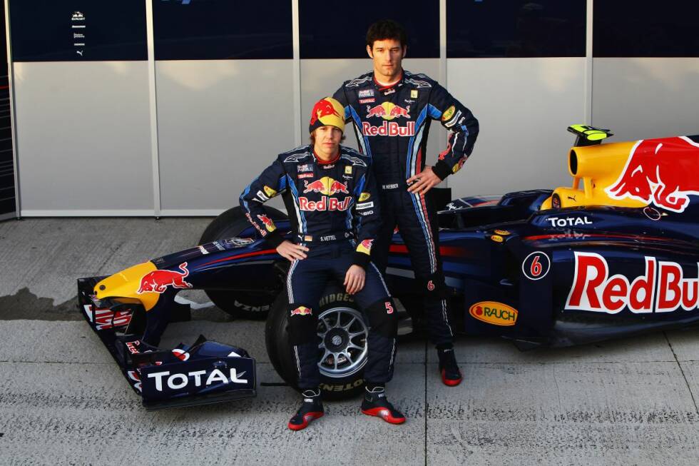 Foto zur News: 2010: Immer noch mit Mütze stellt sich Sebastian Vettel vor sein neues Dienstgefährt. Zwar ist die Präsentation des RB6 genauso schmucklos wie in den Jahren davor, doch das dürfte Red Bull herzlich egal sein, denn am Ende feiert man in Abu Dhabi zum ersten Mal beide WM-Titel