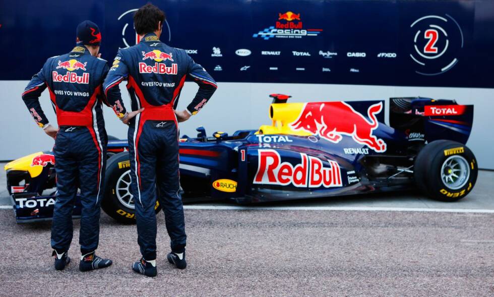 Foto zur News: 2011: Begeistert schauen die Piloten auf den RB7, der erstmals die 1 auf dem Auto trägt und der Startnummer auch gerecht wird. Sebastian Vettel dominiert die Saison nach Belieben und feiert frühzeitig seinen zweiten Titel