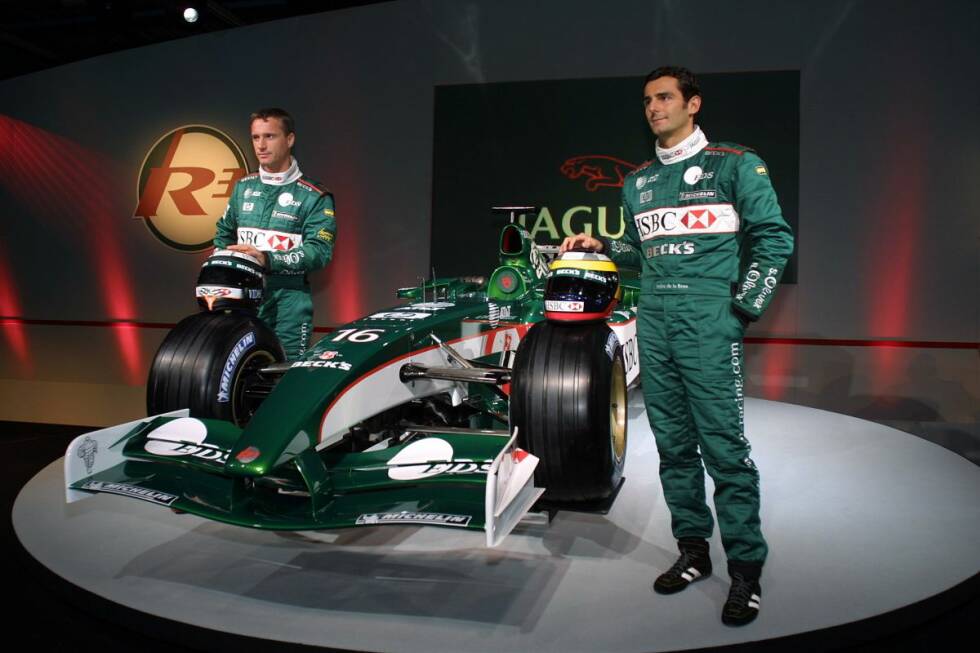 Foto zur News: 2002: Die gleiche Fahrerpaarung behält man auch in der Saison 2002. In Monza fährt Irvine erneut auf das Podest und beendet danach seine Karriere. Highlight der Saison: Teamchef Niki Lauda testet seinen eigenen Boliden und muss feststellen, dass es doch nicht so einfach ist, wie er gedacht hat.