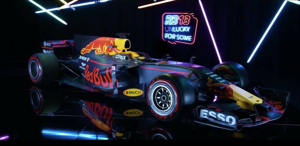 Foto zur News: 2017: Red Bull präsentiert den RB13 um genau 13:13 Uhr, gönnt den Fans aber erst einmal nicht mehr als einen kurzen Videoclip. Das dort gezeigte Auto geizt noch mit vielen Details, überrascht aber mit einem Loch in der Nase.