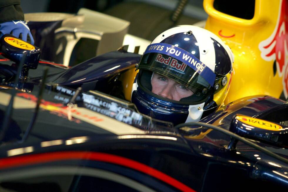 Foto zur News: Kurz darauf sorgt David Coulthard für die ersten echten Schnappschüsse beim Test in Jerez. Und die Neueinsteiger wissen zu überzeugen: Gleich beim ersten Grand Prix in Melbourne holt der Schotte Platz vier. Das zweite Cockpit teilen sich derweil - zumindest zu Saisonbeginn - Christian Klien und Vitantonio Liuzzi.