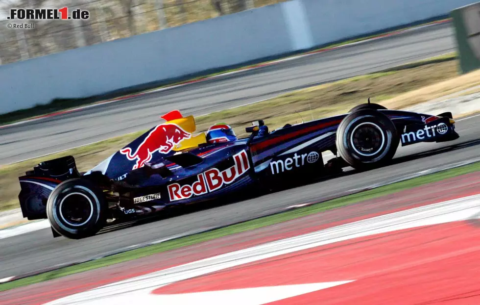 2007: Danach konzentriert sich auch Red Bull auf seine eigene Aufgabe in der Formel 1 und zeigt, dass man nicht nur zum Spaß in der Königsklasse ist. Der RB3 wird in Barcelona einfach vor die Garage gerollt, bevor man mit der Testarbeit beginnt. Mit dem neuen Mann im Team, Mark Webber, holt man so am Nürburgring immerhin einen dritten Platz Foto zur News: 2007: Danach konzentriert sich auch Red Bull auf seine eigene Aufgabe in der Formel 1 und zeigt, dass man nicht nur zum Spaß in der Königsklasse ist. Der RB3 wird in Barcelona einfach vor die Garage gerollt, bevor man mit der Testarbeit beginnt. Mit dem neuen Mann im Team, Mark Webber, holt man so am Nürburgring immerhin einen dritten Platz
