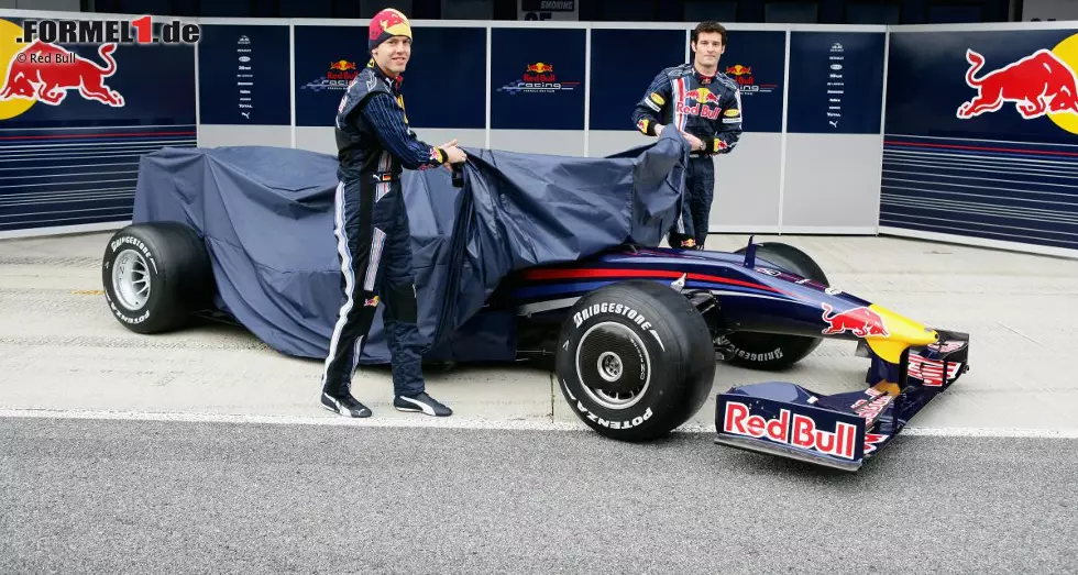 2009: Aus jenem holt man sich Sebastian Vettel ins Boot, der zusammen mit Webber den RB5 abdecken darf. Es ist die Saison der großen Regeländerungen, in der Designer Adrian Newey sein Können beweist und Red Bull endlich an die Spitze führt. Den Weg zum WM-Titel blockieren nur Foto zur News: 2009: Aus jenem holt man sich Sebastian Vettel ins Boot, der zusammen mit Webber den RB5 abdecken darf. Es ist die Saison der großen Regeländerungen, in der Designer Adrian Newey sein Können beweist und Red Bull endlich an die Spitze führt. Den Weg zum WM-Titel blockieren nur