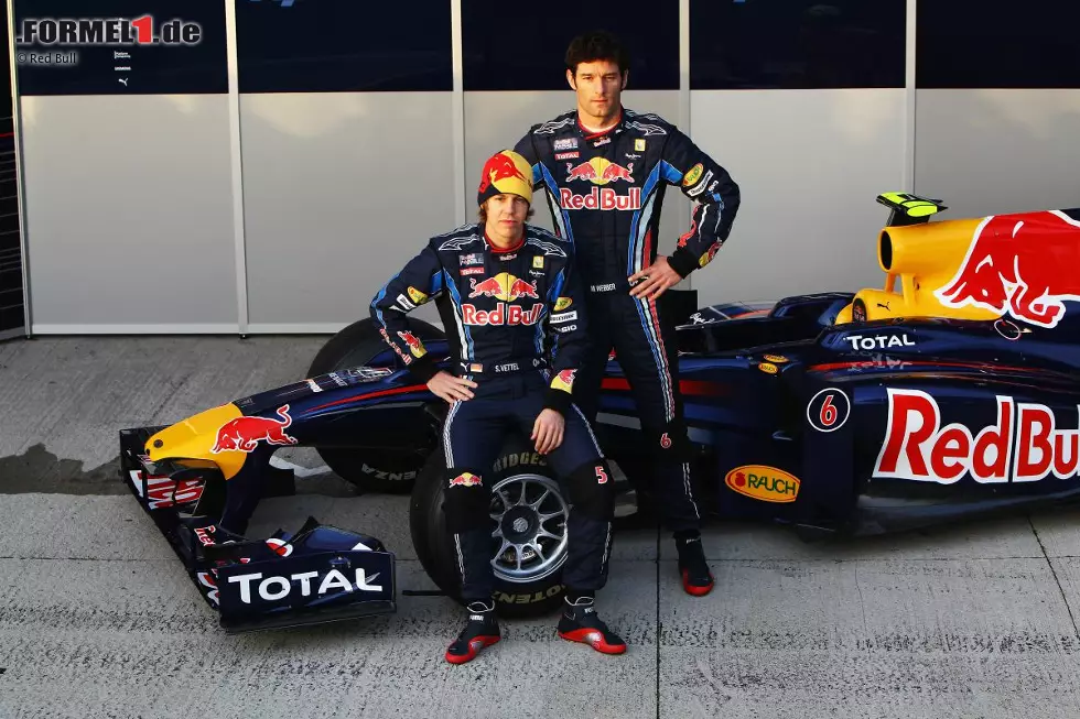 2010: Immer noch mit Mütze stellt sich Sebastian Vettel vor sein neues Dienstgefährt. Zwar ist die Präsentation des RB6 genauso schmucklos wie in den Jahren davor, doch das dürfte Red Bull herzlich egal sein, denn am Ende feiert man in Abu Dhabi zum ersten Mal beide WM-Titel Foto zur News: 2010: Immer noch mit Mütze stellt sich Sebastian Vettel vor sein neues Dienstgefährt. Zwar ist die Präsentation des RB6 genauso schmucklos wie in den Jahren davor, doch das dürfte Red Bull herzlich egal sein, denn am Ende feiert man in Abu Dhabi zum ersten Mal beide WM-Titel
