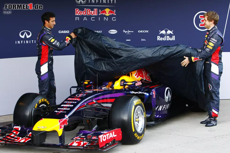 2014: Keine Show mehr. Kurz vor dem Testauftakt in Jerez ziehen Vettel und sein neuer Teamkollege Daniel Ricciardo die Hülle vom RB10. An dem sollte Vettel aber nicht viel Freude haben. Nach seiner ersten (vollen) sieglosen Saison verlässt der Deutsche das Team und wechselt zu Ferrari. Foto zur News: 2014: Keine Show mehr. Kurz vor dem Testauftakt in Jerez ziehen Vettel und sein neuer Teamkollege Daniel Ricciardo die Hülle vom RB10. An dem sollte Vettel aber nicht viel Freude haben. Nach seiner ersten (vollen) sieglosen Saison verlässt der Deutsche das Team und wechselt zu Ferrari.