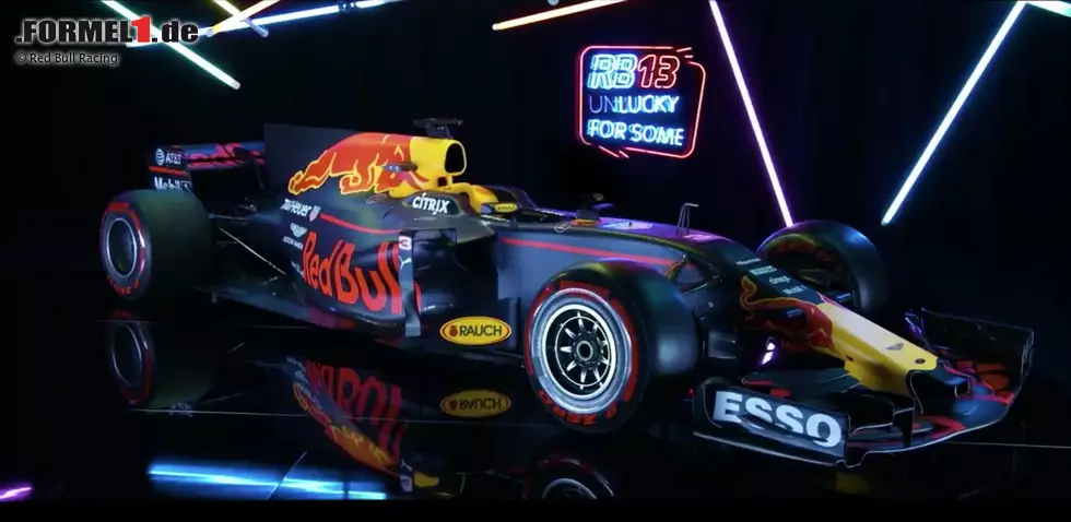 2017: Red Bull präsentiert den RB13 um genau 13:13 Uhr, gönnt den Fans aber erst einmal nicht mehr als einen kurzen Videoclip. Das dort gezeigte Auto geizt noch mit vielen Details, überrascht aber mit einem Loch in der Nase. Foto zur News: 2017: Red Bull präsentiert den RB13 um genau 13:13 Uhr, gönnt den Fans aber erst einmal nicht mehr als einen kurzen Videoclip. Das dort gezeigte Auto geizt noch mit vielen Details, überrascht aber mit einem Loch in der Nase.