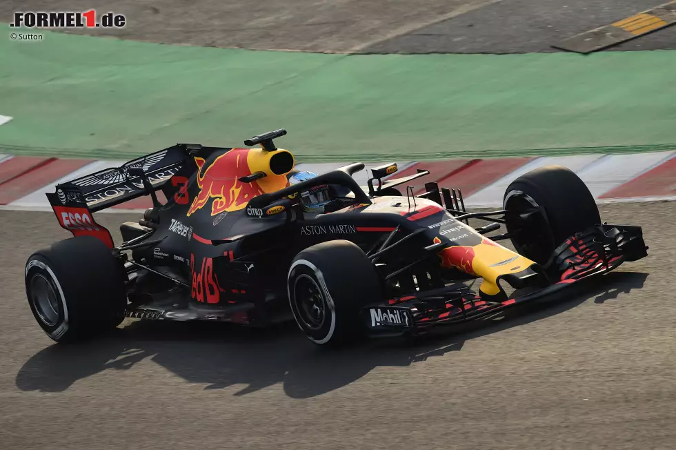 2018: Red Bull zeigt am 19. Februar als erstes Topteam den neuen RB14, allerdings in einer ungewöhnlichen blau-schwarzen Lackierung. Die ersten Bilder werden online veröffentlicht, in Barcelona geht das Team bei den Tests wieder mit gewohntem Design auf die Strecke. Foto zur News: 2018: Red Bull zeigt am 19. Februar als erstes Topteam den neuen RB14, allerdings in einer ungewöhnlichen blau-schwarzen Lackierung. Die ersten Bilder werden online veröffentlicht, in Barcelona geht das Team bei den Tests wieder mit gewohntem Design auf die Strecke.