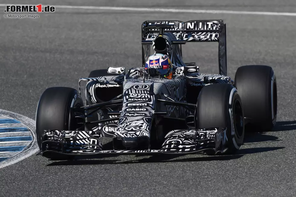 2015: Es ist ein Zebra! Ganz ohne jede öffentliche Präsentation fährt Red Bull 2015 mit dem RB11 in Jerez auf die Strecke und überrascht dabei mit einem Tarn-Anstrich im Zebra-Look, der die Konturen des Autos verwischen und das Erkennen von Details erschweren soll. Foto zur News: 2015: Es ist ein Zebra! Ganz ohne jede öffentliche Präsentation fährt Red Bull 2015 mit dem RB11 in Jerez auf die Strecke und überrascht dabei mit einem Tarn-Anstrich im Zebra-Look, der die Konturen des Autos verwischen und das Erkennen von Details erschweren soll.
