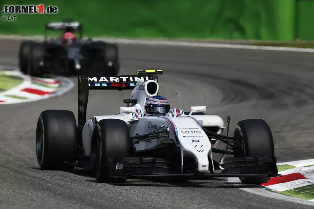 Für das Manöver gegen Jenson Button (McLaren), der am Ende Achter wird, muss Bottas nur einmal kurz auf sein DRS-Knöpfchen drücken. Foto zur News: Für das Manöver gegen Jenson Button (McLaren), der am Ende Achter wird, muss Bottas nur einmal kurz auf sein DRS-Knöpfchen drücken.