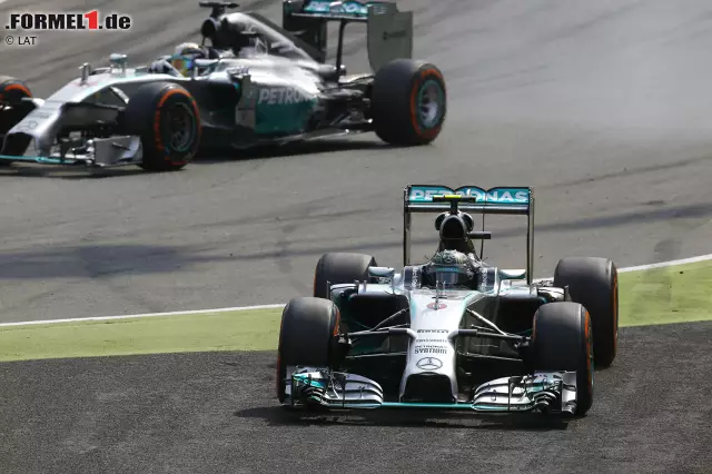 Rosberg und die Rettifilo-Schikane, die Zweite: Just als sich Hamilton zum ersten Mal auf 0,7 Sekunden (und damit ins DRS-Fenster) heranpirscht, unterläuft dem Deutschen 20 Runden später noch einmal der gleiche Fehler. Führungswechsel! Foto zur News: Rosberg und die Rettifilo-Schikane, die Zweite: Just als sich Hamilton zum ersten Mal auf 0,7 Sekunden (und damit ins DRS-Fenster) heranpirscht, unterläuft dem Deutschen 20 Runden später noch einmal der gleiche Fehler. Führungswechsel!