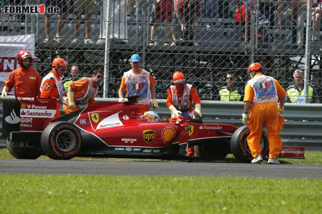 Gleiche Stelle, ein paar Sekunden später: Alonso rollt an zehnter Stelle liegend mit Hybridschaden aus. Für den Spanier ist der erste technisch bedingte Ausfall überhaupt, seit er für Ferrari fährt - und das ausgerechnet beim Heimspiel der Scuderia. Foto zur News: Gleiche Stelle, ein paar Sekunden später: Alonso rollt an zehnter Stelle liegend mit Hybridschaden aus. Für den Spanier ist der erste technisch bedingte Ausfall überhaupt, seit er für Ferrari fährt - und das ausgerechnet beim Heimspiel der Scuderia.