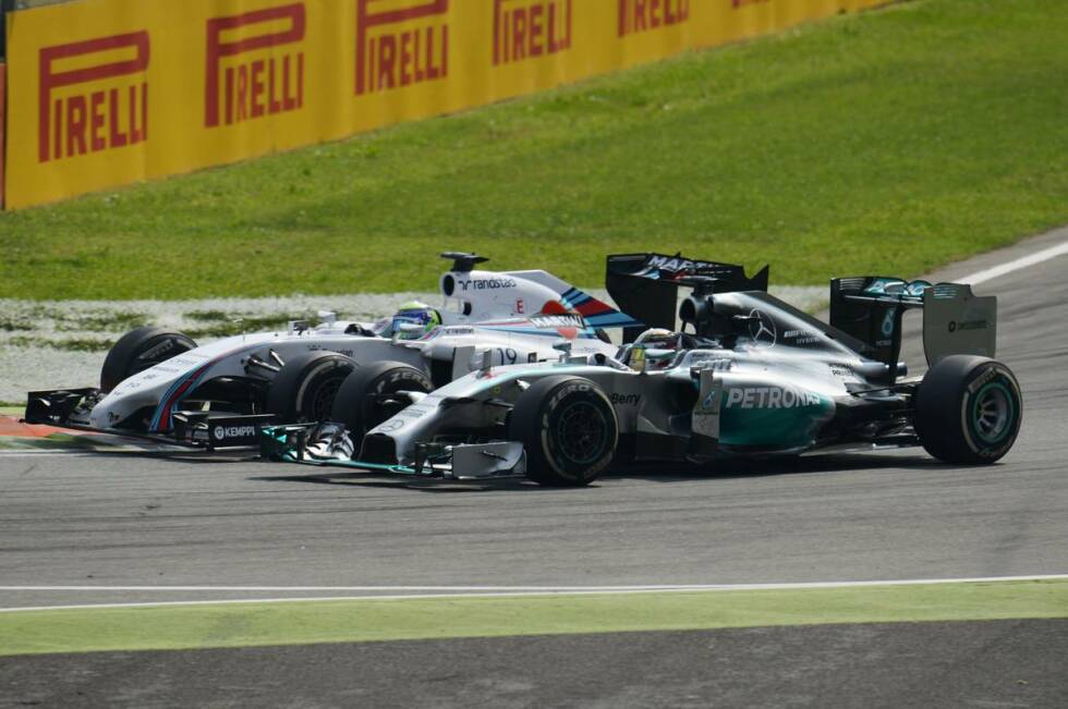 Foto zur News: Kurz nachdem Rosberg bei einem Fehler in der Rettifilo-Schikane 1,7 Sekunden liegen lässt, legt sich Hamilton Massa zurecht - und dreht bei freier Fahrt sofort die bis dahin schnellste Runde im Rennen.