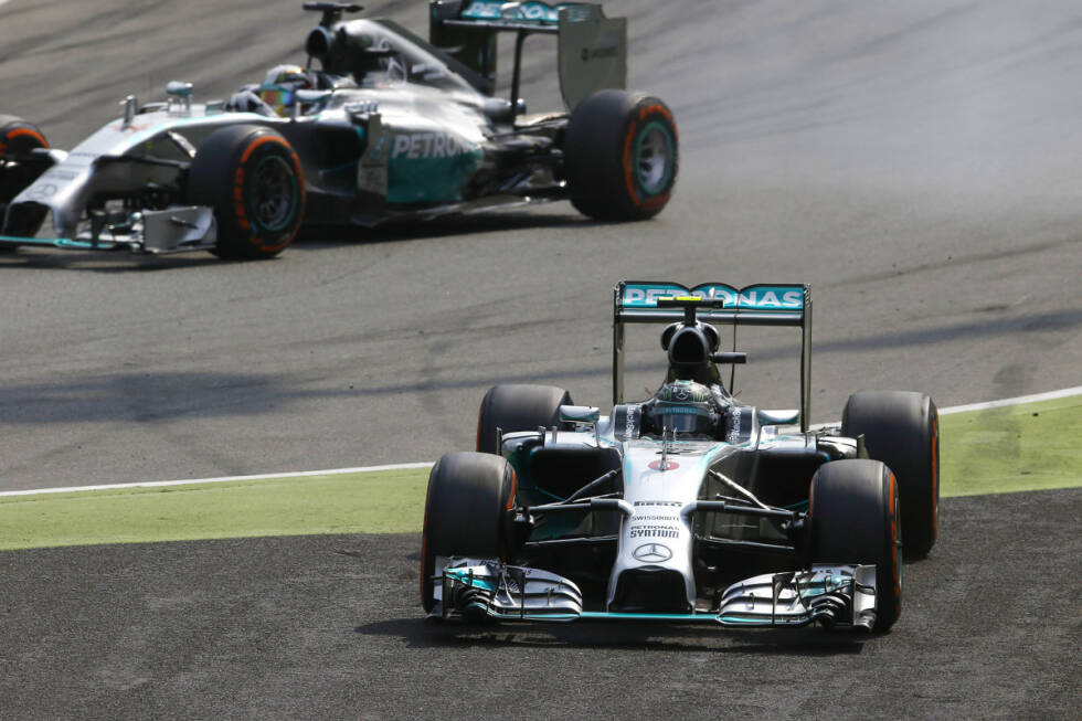 Foto zur News: Rosberg und die Rettifilo-Schikane, die Zweite: Just als sich Hamilton zum ersten Mal auf 0,7 Sekunden (und damit ins DRS-Fenster) heranpirscht, unterläuft dem Deutschen 20 Runden später noch einmal der gleiche Fehler. Führungswechsel! Irritierend: Mercedes-Sportchef Toto Wolff bringt das zum Lächeln.