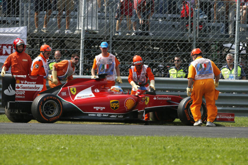 Foto zur News: Gleiche Stelle, ein paar Sekunden später: Alonso rollt an zehnter Stelle liegend mit Hybridschaden aus. Für den Spanier ist der erste technisch bedingte Ausfall überhaupt, seit er für Ferrari fährt - und das ausgerechnet beim Heimspiel der Scuderia.