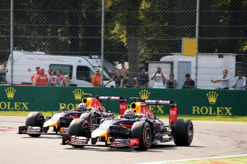 Foto zur News: ... später auch gegen Teamkollege Vettel, im Duell um den fünften Platz, dank der um acht Runden frischeren Reifen. Beeindruckende Red-Bull-Statistik: Mit Ausnahme von Hockenheim ist Ricciardo 2014 noch nie hinter dem Deutschen ins Ziel gekommen!