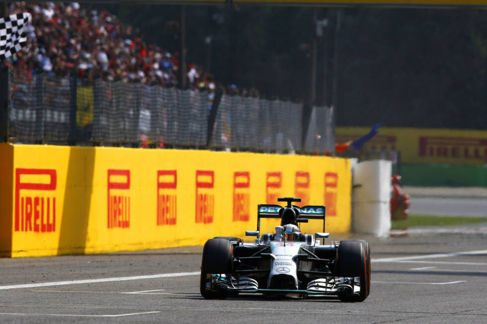 Foto zur News: Selbst ein Bremsplatten nach einem Verbremser kann Hamilton nicht mehr stoppen: Zwar werden aus 4,6 Sekunden Vorsprung in der 36. Runde noch 2,9 vor Beginn der 53. und letzten, aber der Mercedes-Pilot gewinnt verdient vor Rosberg, Massa, Bottas und den beiden Red Bulls.