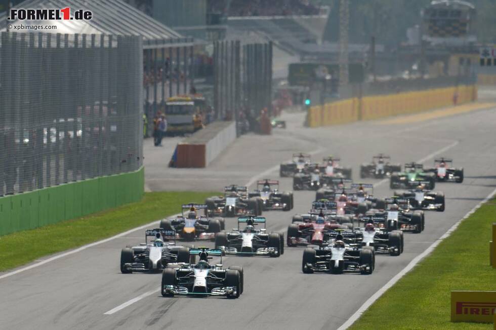 Foto zur News: Start zum Grand Prix von Italien: Hamilton kommt wegen einer schlecht kalibrierten Kupplung nicht gut weg und fällt hinter Teamkollege Rosberg, Kevin Magnussen (McLaren) und Massa auf Platz vier zurück.