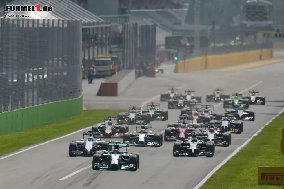 Start zum Grand Prix von Italien: Hamilton kommt wegen einer schlecht kalibrierten Kupplung nicht gut weg und fällt hinter Teamkollege Rosberg, Kevin Magnussen (McLaren) und Massa auf Platz vier zurück. Foto zur News: Start zum Grand Prix von Italien: Hamilton kommt wegen einer schlecht kalibrierten Kupplung nicht gut weg und fällt hinter Teamkollege Rosberg, Kevin Magnussen (McLaren) und Massa auf Platz vier zurück.