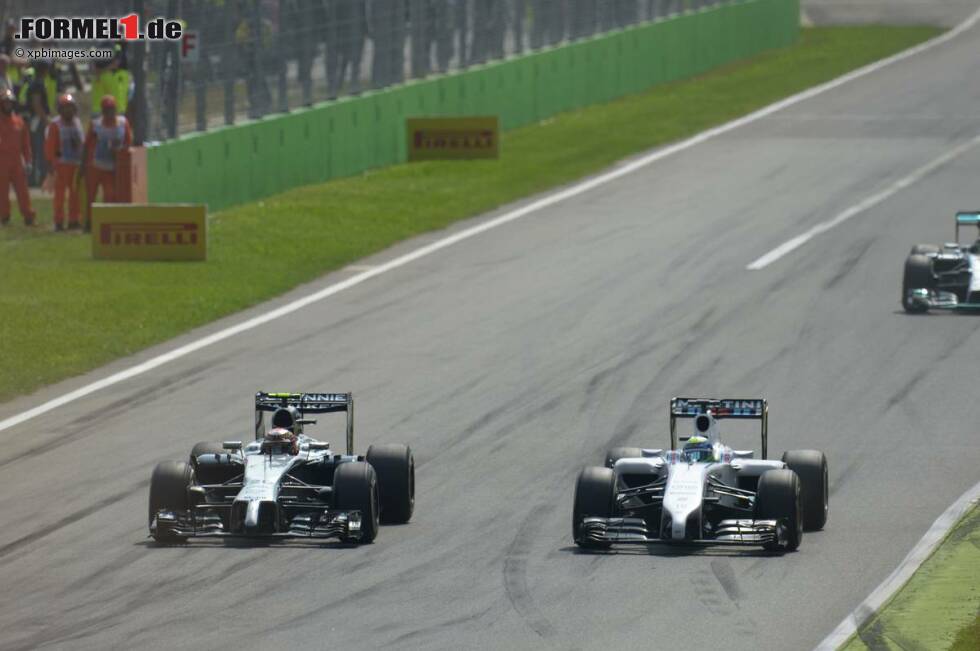 Foto zur News: Sowohl Massa als auch Hamilton gehen in der fünften Runde endlich an Magnussen vorbei. Für McLaren ist das Tempo von Mercedes und Williams im Renntrimm zu hoch.