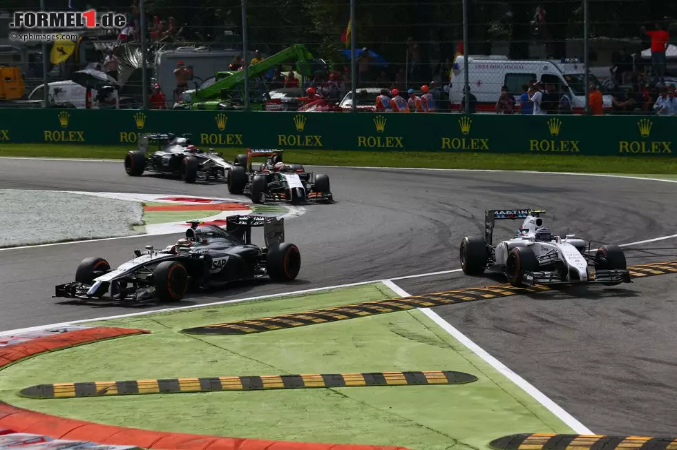 Dessen Teamkollege Magnussen macht dem Finnen das Leben schon schwerer und drängt ihn in der 31. Runde ab. Bottas schnappt sich Magnussen wenig später; die FIA bleibt trotzdem gnadenlos und spricht fünf Sekunden Zeitstrafe aus. Das wirft den Dänen vom siebten auf den zehnten Platz zurück. Foto zur News: Dessen Teamkollege Magnussen macht dem Finnen das Leben schon schwerer und drängt ihn in der 31. Runde ab. Bottas schnappt sich Magnussen wenig später; die FIA bleibt trotzdem gnadenlos und spricht fünf Sekunden Zeitstrafe aus. Das wirft den Dänen vom siebten auf den zehnten Platz zurück.