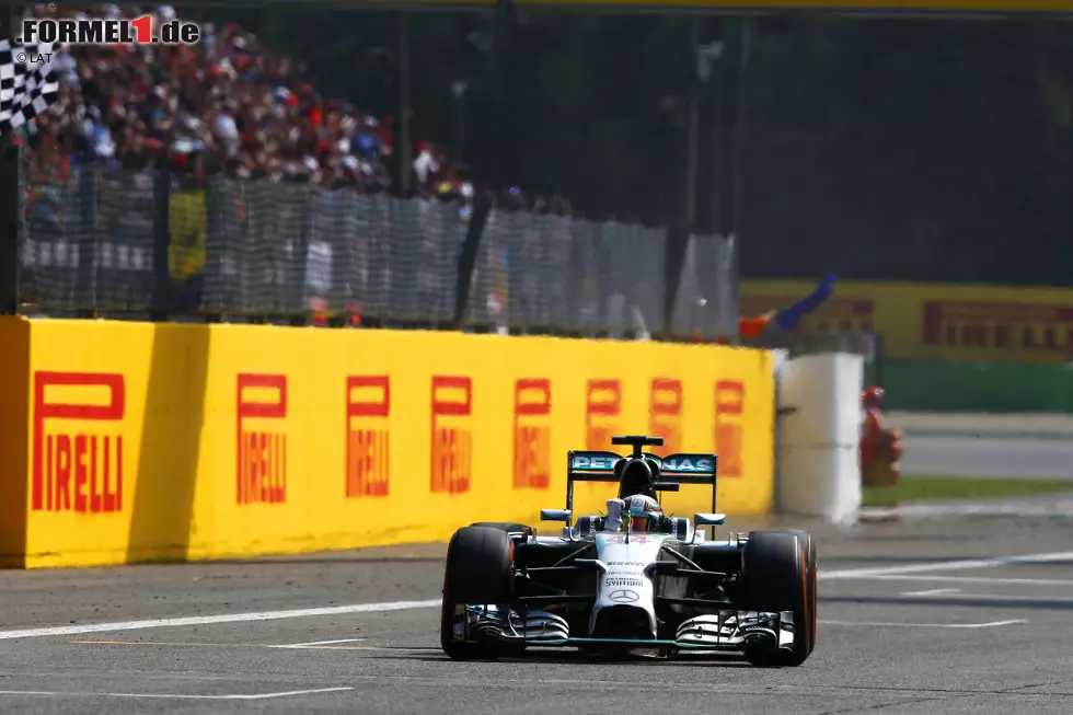 Selbst ein Bremsplatten nach einem Verbremser kann Hamilton nicht mehr stoppen: Zwar werden aus 4,6 Sekunden Vorsprung in der 36. Runde noch 2,9 vor Beginn der 53. und letzten, aber der Mercedes-Pilot gewinnt verdient vor Rosberg, Massa, Bottas und den beiden Red Bulls. Foto zur News: Selbst ein Bremsplatten nach einem Verbremser kann Hamilton nicht mehr stoppen: Zwar werden aus 4,6 Sekunden Vorsprung in der 36. Runde noch 2,9 vor Beginn der 53. und letzten, aber der Mercedes-Pilot gewinnt verdient vor Rosberg, Massa, Bottas und den beiden Red Bulls.