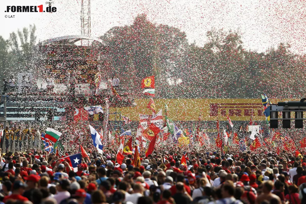 80.000 Zuschauer jubeln den drei Erstplatzierten auf dem wahrscheinlich schönsten Podium der Formel 1 zu. "Die ganze Start-Ziel-Gerade ist voll mit Fans", schwärmt Hamilton. "Ihr macht dieses Rennen aus!" Foto zur News: 80.000 Zuschauer jubeln den drei Erstplatzierten auf dem wahrscheinlich schönsten Podium der Formel 1 zu. "Die ganze Start-Ziel-Gerade ist voll mit Fans", schwärmt Hamilton. "Ihr macht dieses Rennen aus!"
