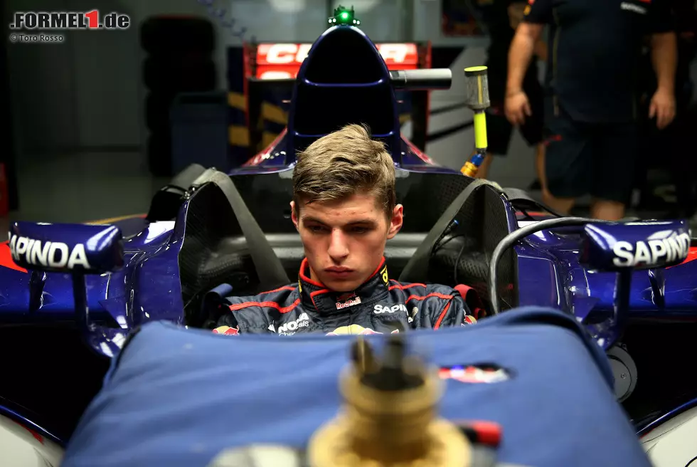 17 Jahr, blondes Haar: Max Verstappen (Toro Rosso) ist mit 17 Jahren und drei Tagen der jüngste Fahrer, der an einem Formel-1-Rennwochenende zum Einsatz kommt. Bisheriger Rekordhalter: Sebastian Vettel, in Istanbul 2006 mit 19 Jahren, zwei Monaten und 22 Tagen auf Anhieb Trainingsschnellster. Vater Jos Verstappen, Ex-Teamkollege von Michael Schumacher bei Benetton, strahlt: "Ich bin stolz auf Max." Foto zur News: 17 Jahr, blondes Haar: Max Verstappen (Toro Rosso) ist mit 17 Jahren und drei Tagen der jüngste Fahrer, der an einem Formel-1-Rennwochenende zum Einsatz kommt. Bisheriger Rekordhalter: Sebastian Vettel, in Istanbul 2006 mit 19 Jahren, zwei Monaten und 22 Tagen auf Anhieb Trainingsschnellster. Vater Jos Verstappen, Ex-Teamkollege von Michael Schumacher bei Benetton, strahlt: "Ich bin stolz auf Max."