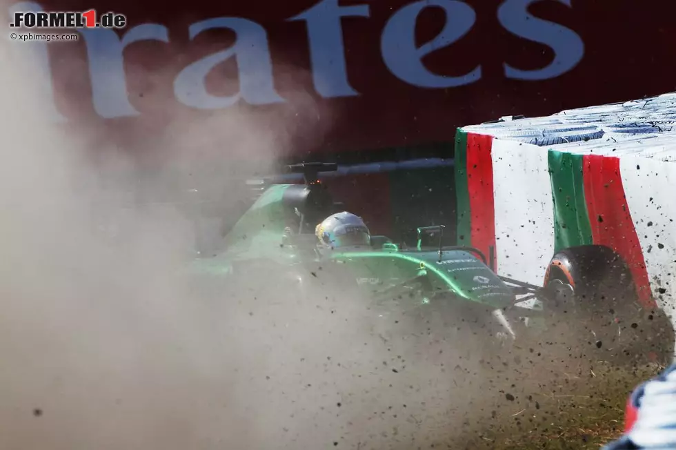 Foto zur News: Bei seinem bisher letzten Auftritt in Suzuka, 2012 auf Sauber, stand Kamui Kobayashi noch auf dem Podium. Davon ist er anno 2014 meilenweit entfernt: Zuschauer (wegen Freitagsfahrer Roberto Merhi) im ersten, Unfall im zweiten Freien Training beim Nachzügler-Team Caterham. &quot;The speed was right, but the corner too tight&quot;, nimmt er&#039;s mit Humor.