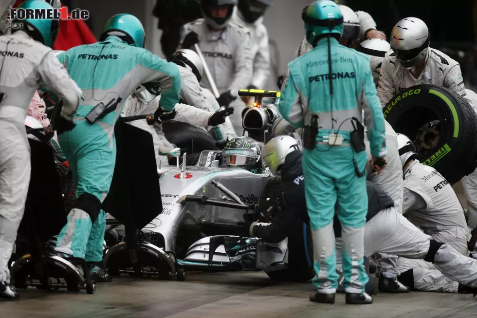 Rosberg kommt in der 13., Hamilton in der 14. Runde zum Boxenstopp. Hamilton wittert bei freier Fahrt seine Chance, fährt Bestzeit im ersten Sektor - gerät dann aber in der Spoon-Kurve neben die Strecke und bleibt hinter dem Deutschen. Der klagt auf Intermediates plötzlich über "starkes Übersteuern". Auf den drittplatzierten Button hat das Mercedes-Duo 17 Sekunden Vorsprung. Foto zur News: Rosberg kommt in der 13., Hamilton in der 14. Runde zum Boxenstopp. Hamilton wittert bei freier Fahrt seine Chance, fährt Bestzeit im ersten Sektor - gerät dann aber in der Spoon-Kurve neben die Strecke und bleibt hinter dem Deutschen. Der klagt auf Intermediates plötzlich über "starkes Übersteuern". Auf den drittplatzierten Button hat das Mercedes-Duo 17 Sekunden Vorsprung.