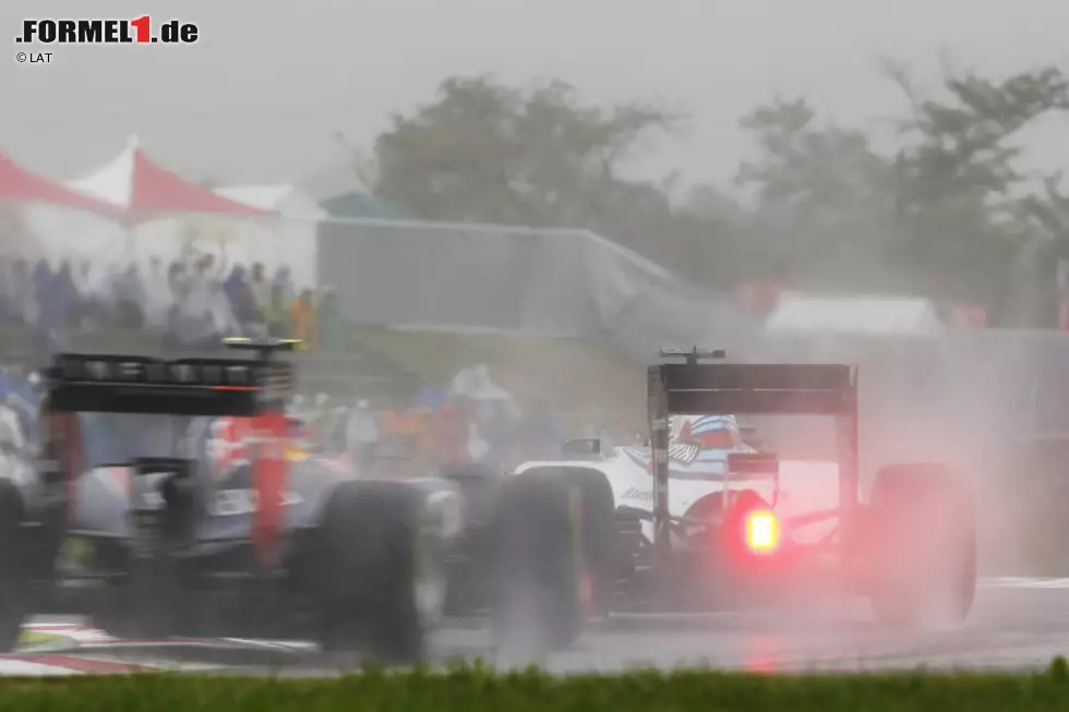 Vettel, in den vergangenen fünf Suzuka-Rennen viermal Sieger, dreht wieder einmal groß auf - sensationell, wie er und Ricciardo der Reihe nach beide Williams (mit Trockenabstimmung gestartet) überholen! Die beiden Red Bulls sind in dieser Phase mit Abstand die schnellsten Autos auf der Strecke. Foto zur News: Vettel, in den vergangenen fünf Suzuka-Rennen viermal Sieger, dreht wieder einmal groß auf - sensationell, wie er und Ricciardo der Reihe nach beide Williams (mit Trockenabstimmung gestartet) überholen! Die beiden Red Bulls sind in dieser Phase mit Abstand die schnellsten Autos auf der Strecke.