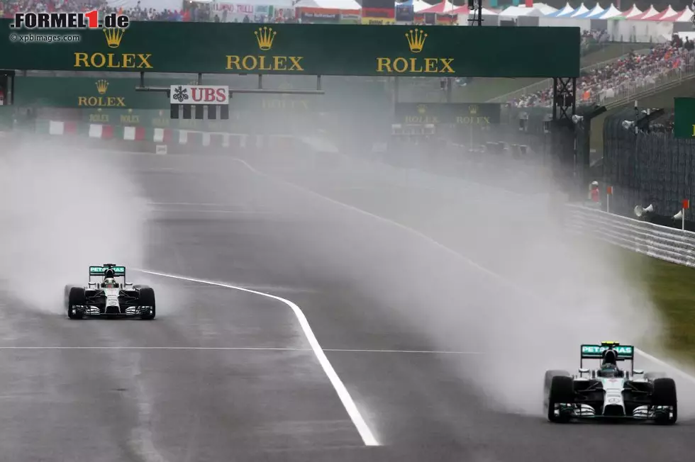 An der Spitze gewinnt man zunehmend den Eindruck, dass Hamilton schneller fahren könnte. "Wie sehr bist du am Limit?", fragt Mercedes bei Rosberg nach. Der antwortet: "Voll!" Trotzdem ist er pro Runde um mehr als eine Sekunde langsamer als Vettel. Foto zur News: An der Spitze gewinnt man zunehmend den Eindruck, dass Hamilton schneller fahren könnte. "Wie sehr bist du am Limit?", fragt Mercedes bei Rosberg nach. Der antwortet: "Voll!" Trotzdem ist er pro Runde um mehr als eine Sekunde langsamer als Vettel.