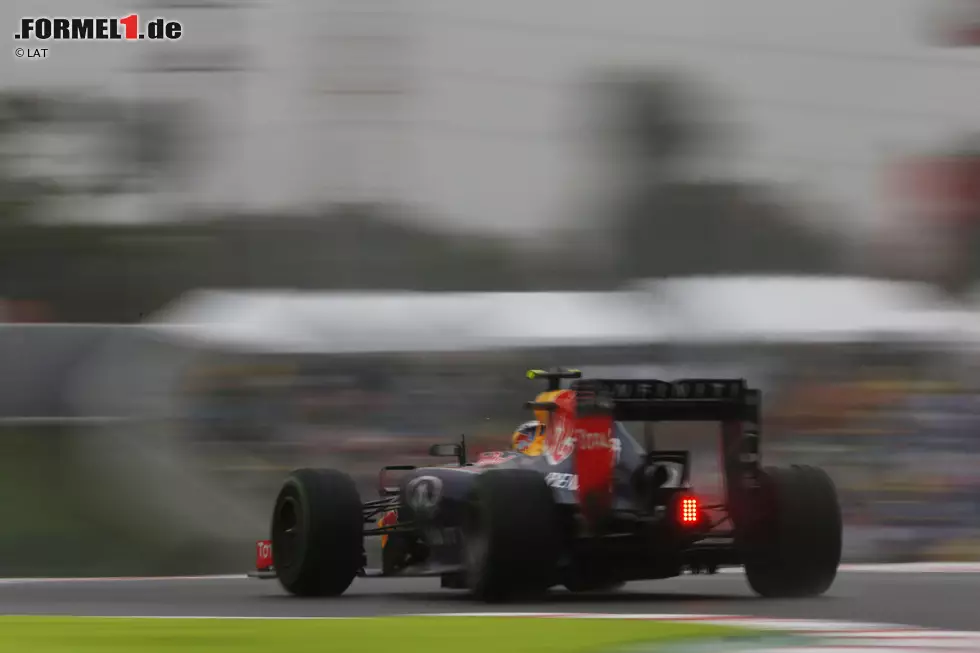Weil der Reihe nach alle anderen frische Intermediates aufziehen lassen, führt in der 36. Runde plötzlich Ricciardo den Grand Prix an - in der Hoffnung, sich einen Boxenstopp zu sparen und gleich auf Slicks wechseln zu können. Aber der lange Mittelstint rechnet sich nicht: Obwohl Teamkollege Vettel von der Strecke abkommt, bleibt Ricciardo deutlich dahinter. Foto zur News: Weil der Reihe nach alle anderen frische Intermediates aufziehen lassen, führt in der 36. Runde plötzlich Ricciardo den Grand Prix an - in der Hoffnung, sich einen Boxenstopp zu sparen und gleich auf Slicks wechseln zu können. Aber der lange Mittelstint rechnet sich nicht: Obwohl Teamkollege Vettel von der Strecke abkommt, bleibt Ricciardo deutlich dahinter.