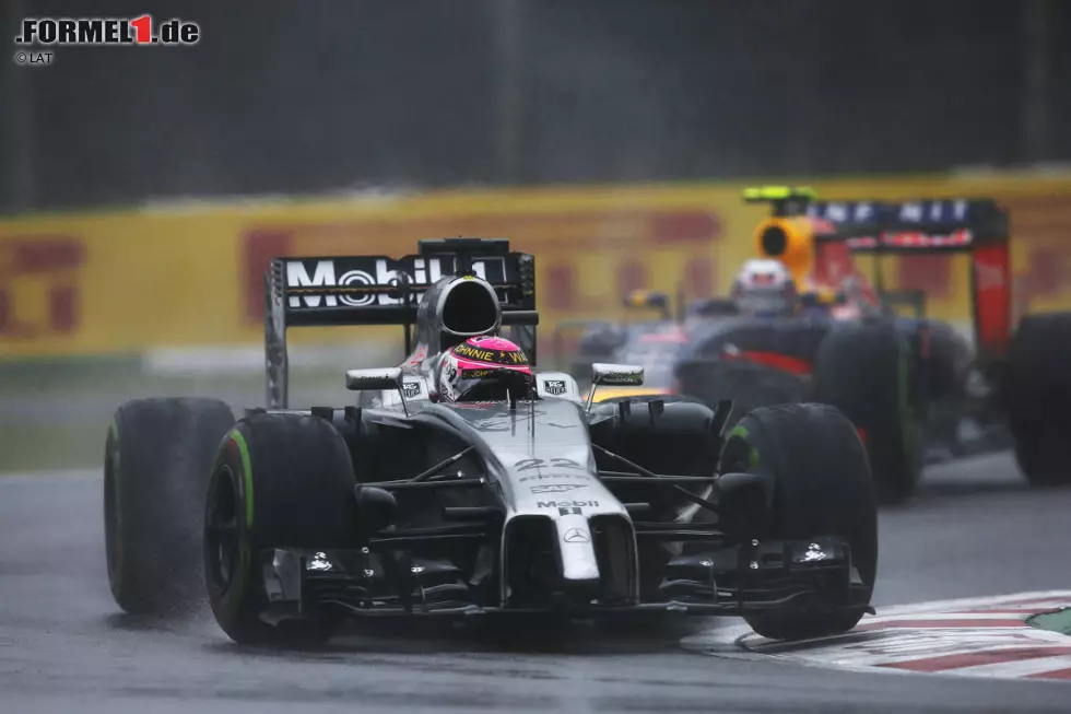 Zunächst auch hinter Button, der einem möglichen vierten Platz entgegenfährt. Ricciardos erster Überholversuch in der Haarnadel scheitert noch, später kommt er aber doch am McLaren vorbei. Buttons smarte Leistung wird trotzdem mit Platz fünf belohnt. Foto zur News: Zunächst auch hinter Button, der einem möglichen vierten Platz entgegenfährt. Ricciardos erster Überholversuch in der Haarnadel scheitert noch, später kommt er aber doch am McLaren vorbei. Buttons smarte Leistung wird trotzdem mit Platz fünf belohnt.