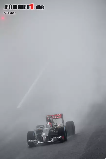 Dramatische Wende im Grand Prix in der 41. Runde von Adrian Sutil: Der Sauber-Pilot rutscht bei zunehmendem Regen in Kurve 8 von der Strecke. Was von der TV-Regie nicht gezeigt wird: Bianchi passiert eine Runde später haarscharf das gleiche Missgeschick an der gleichen Stelle - und schlägt hart mit dem Kopf gegen den Berge-Radlader. Während sich das TV-Publikum über Safety- und vor allem Medical-Car wundert, spielt sich an der Unfallstelle ein Drama ab. Foto zur News: Dramatische Wende im Grand Prix in der 41. Runde von Adrian Sutil: Der Sauber-Pilot rutscht bei zunehmendem Regen in Kurve 8 von der Strecke. Was von der TV-Regie nicht gezeigt wird: Bianchi passiert eine Runde später haarscharf das gleiche Missgeschick an der gleichen Stelle - und schlägt hart mit dem Kopf gegen den Berge-Radlader. Während sich das TV-Publikum über Safety- und vor allem Medical-Car wundert, spielt sich an der Unfallstelle ein Drama ab.