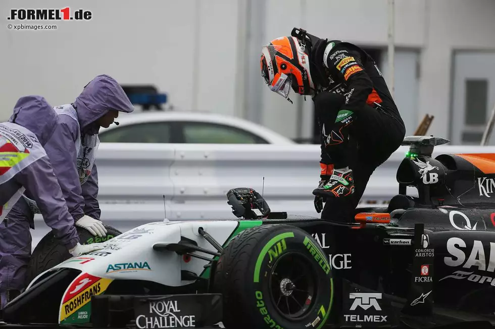 Kuriosum am Rande: Nico Hülkenberg muss seinen Force India noch vor der neuerlichen Unterbrechung an der Boxenausfahrt abstellen - darf seinen achten Platz aber behalten, weil bei Rennabbruch immer die vorletzte beendete Runde gewertet wird. So bekommt Vettel auch seinen dritten Platz zurück, den er wegen eines zusätzlichen Boxenstopps schon an Ricciardo verloren glaubte. Foto zur News: Kuriosum am Rande: Nico Hülkenberg muss seinen Force India noch vor der neuerlichen Unterbrechung an der Boxenausfahrt abstellen - darf seinen achten Platz aber behalten, weil bei Rennabbruch immer die vorletzte beendete Runde gewertet wird. So bekommt Vettel auch seinen dritten Platz zurück, den er wegen eines zusätzlichen Boxenstopps schon an Ricciardo verloren glaubte.