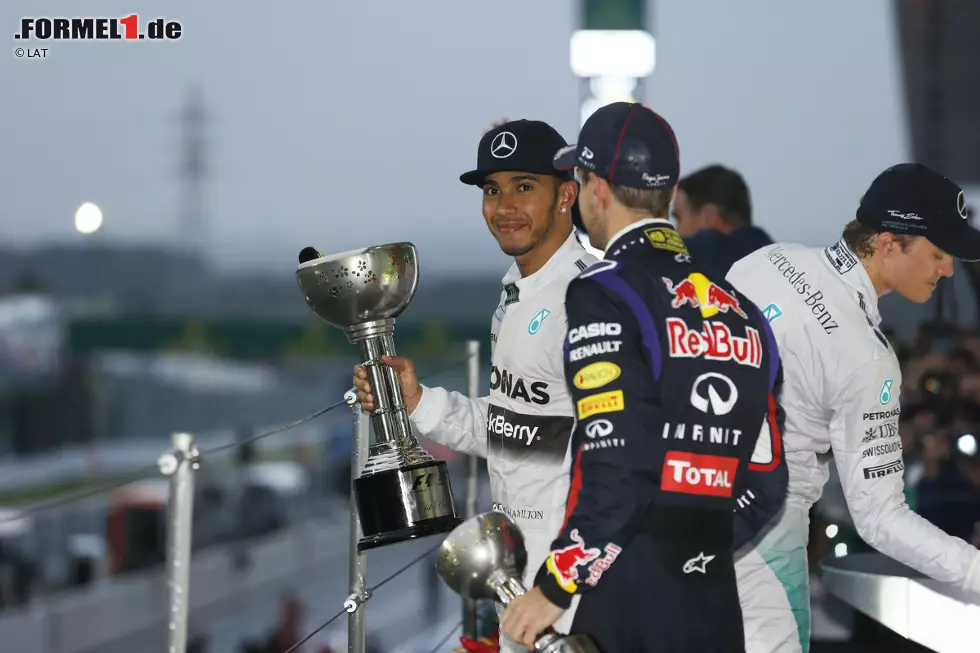 Gedämpfte Freude bei der Siegerehrung: Hamilton hat nun zehn Punkte Vorsprung auf Rosberg und kann das nicht ganz verbergen. Aber weil FIA-Rennleiter Charlie Whiting die Top 3 vor der Zeremonie über Bianchis kritischen Zustand informiert, bricht niemand in unangemessene Jubelarien aus. Offenbar hat die Formel 1 aus Imola 1994 gelernt... Foto zur News: Gedämpfte Freude bei der Siegerehrung: Hamilton hat nun zehn Punkte Vorsprung auf Rosberg und kann das nicht ganz verbergen. Aber weil FIA-Rennleiter Charlie Whiting die Top 3 vor der Zeremonie über Bianchis kritischen Zustand informiert, bricht niemand in unangemessene Jubelarien aus. Offenbar hat die Formel 1 aus Imola 1994 gelernt...