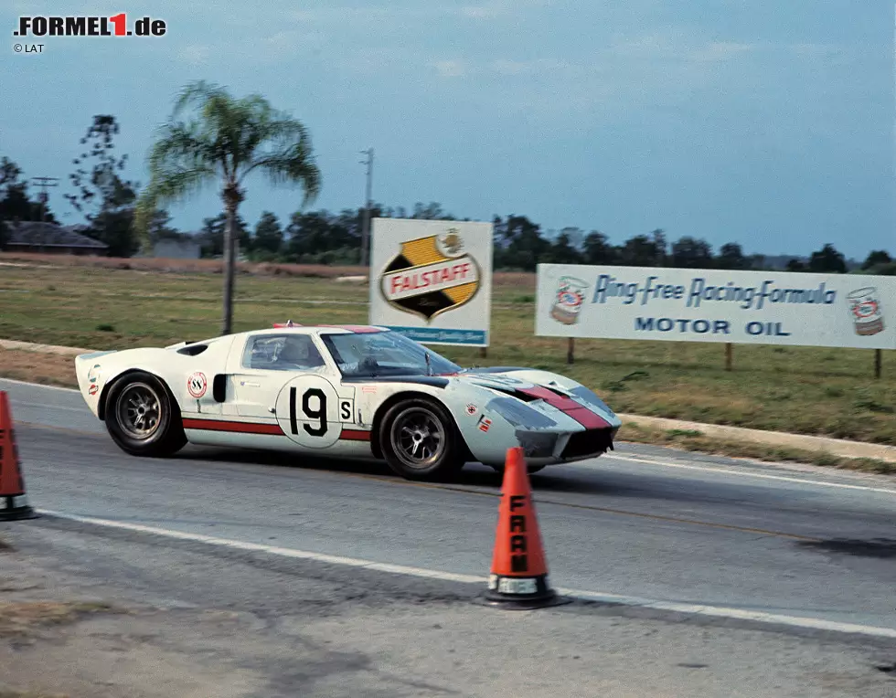 Foto zur News: In anderen Rennserien baut Revson seine Reputation neu auf. Unter anderem geht er bei Langstreckenrennen an den Start. 1966 landet er zusammen mit seinem Landsmann Skip Scott bei den 12 Stunden von Sebring auf Platz drei.