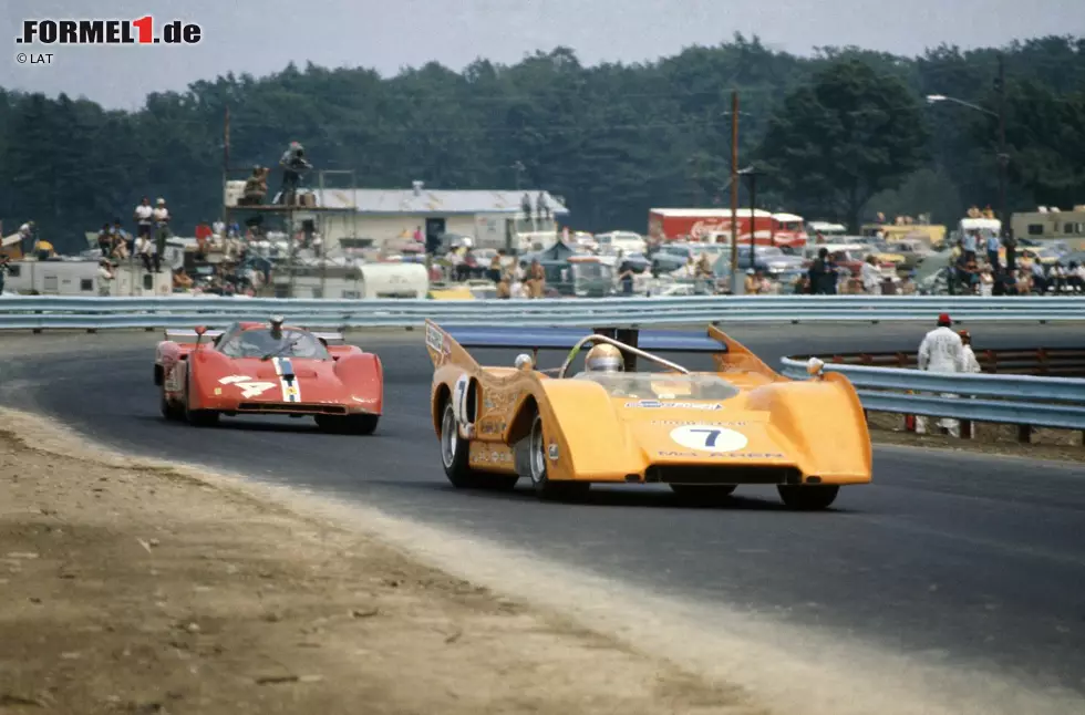 Foto zur News: Vor allem auch deshalb, weil er 1971 für McLaren den Titel in der Can-Am-Serie holt. Revson (hier vor dem Ferrari von Sam Posey bei seinem Sieg in Watkins Glen) gewinnt fünf der zehn Saisonrennen und verweist seinen Teamkollegen Denny Hulme auf Rang zwei.